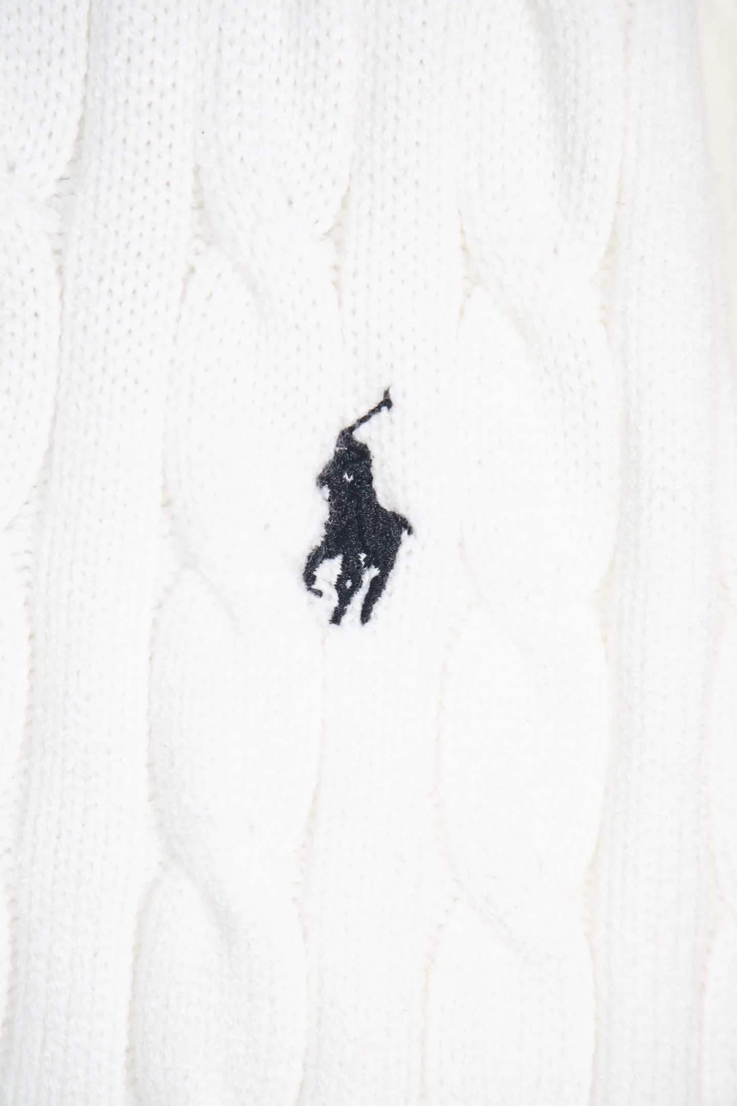 P240 Ralph Lauren 2025ss new twist sweater button cardigan. The fabric is made of imitation cashmere fabric. A full set of customized accessories. The highest version on the market. Color: Navy blue, black, white and gray. Size: S-XL.